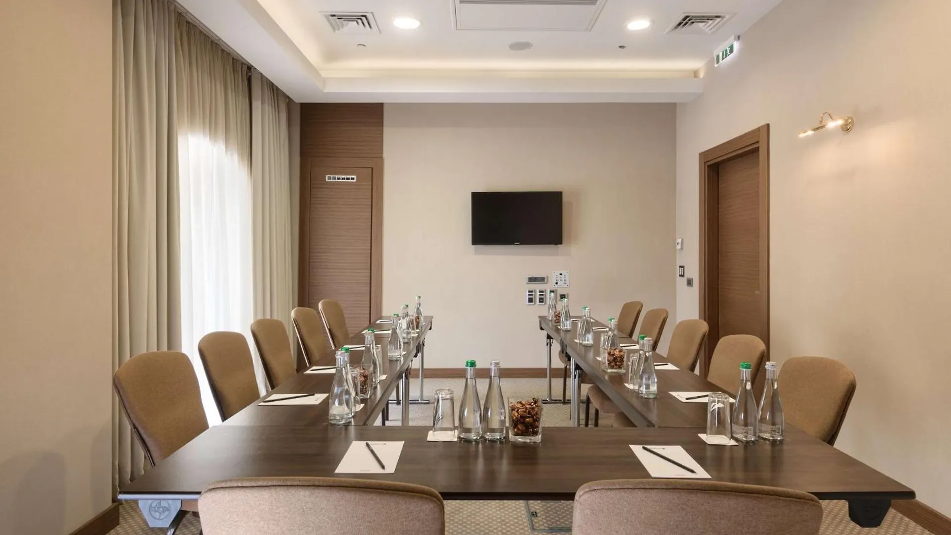 Radisson Blu Hotel, Kyiv Podil City Centre 4*,
