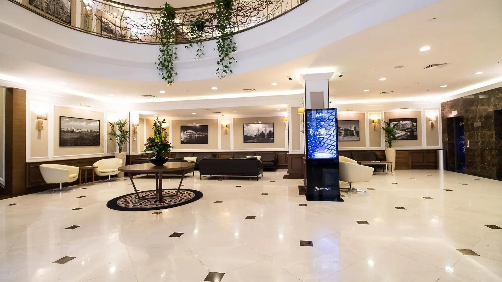 Radisson Blu Hotel, Kyiv Podil City Centre 4*,  Oekraïne