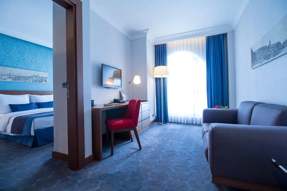 Radisson Blu Hotel, Kyiv Podil City Centre 4*,