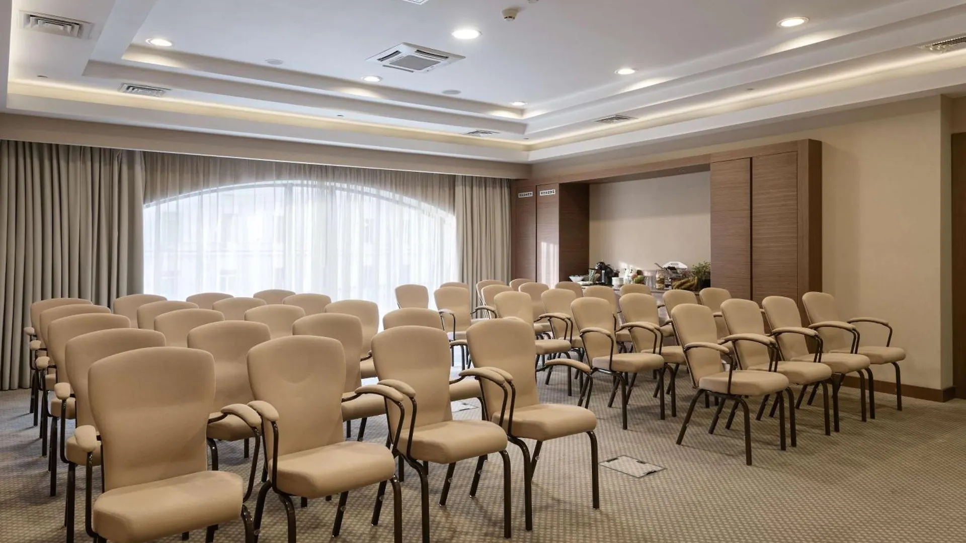 Radisson Blu Hotel, Kyiv Podil City Centre 4*,