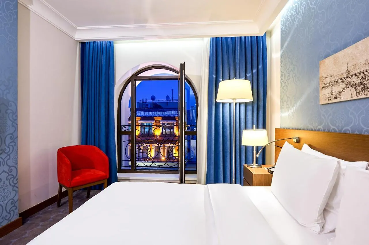 Radisson Blu Hotel, Kyiv Podil City Centre 4*,